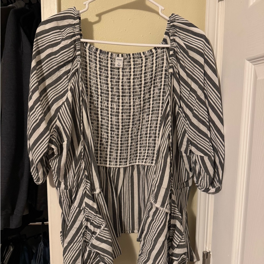 Old Navy Gray and White wrap top